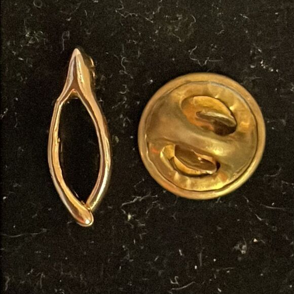 Vintage-1950s-Art Nouveau abstract 0.75” gold tone hat pin/lapel pin/tie tack - Picture 3 of 9